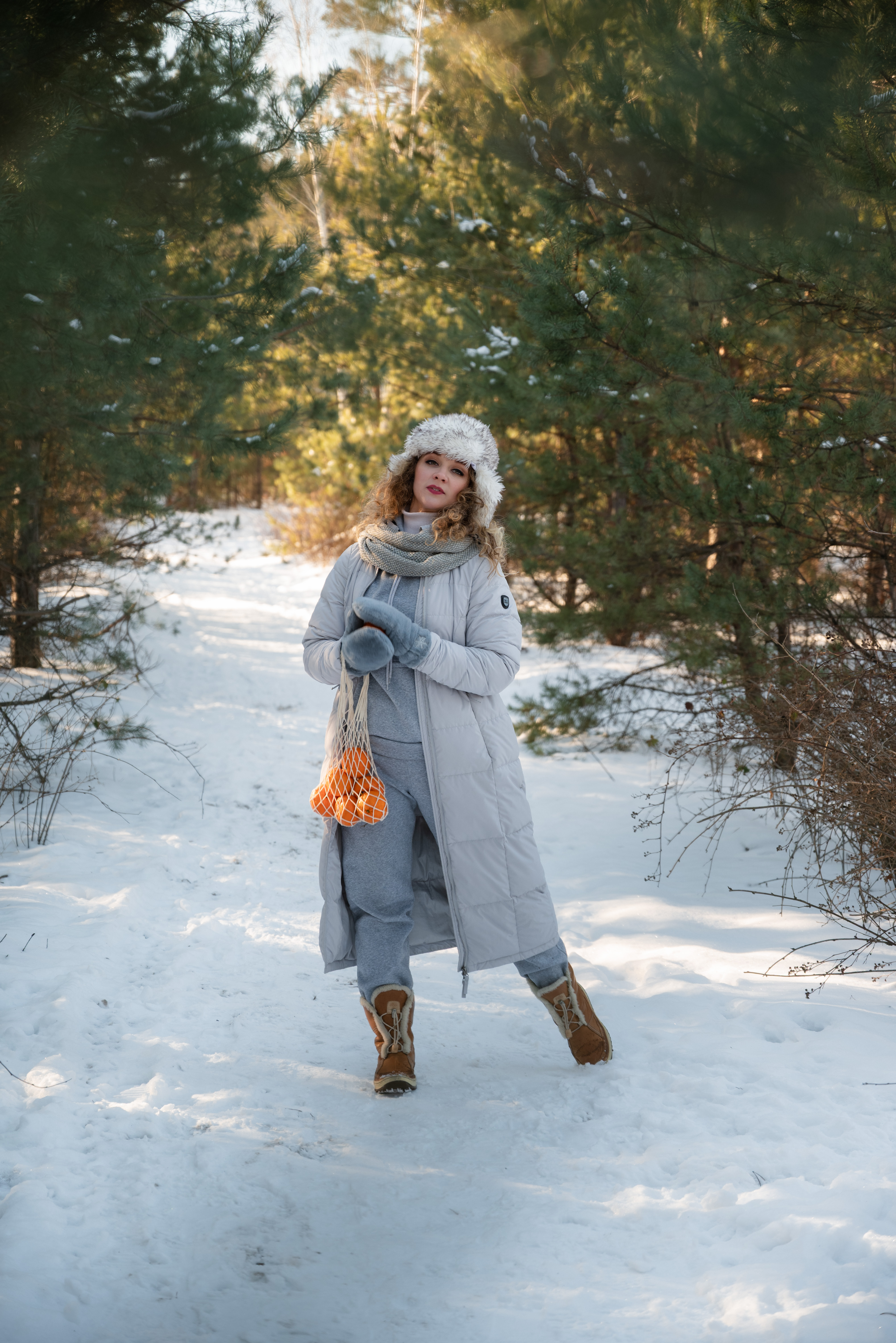 Зимова магія: Атмосферна жіноча фотосесія в засніженому лісі
